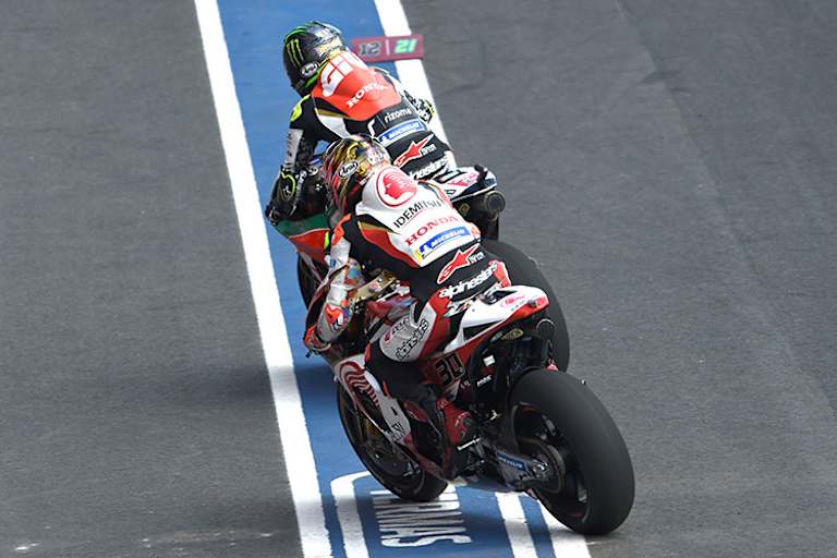 Cal Crutchlow vorne, Nakagami hinten
