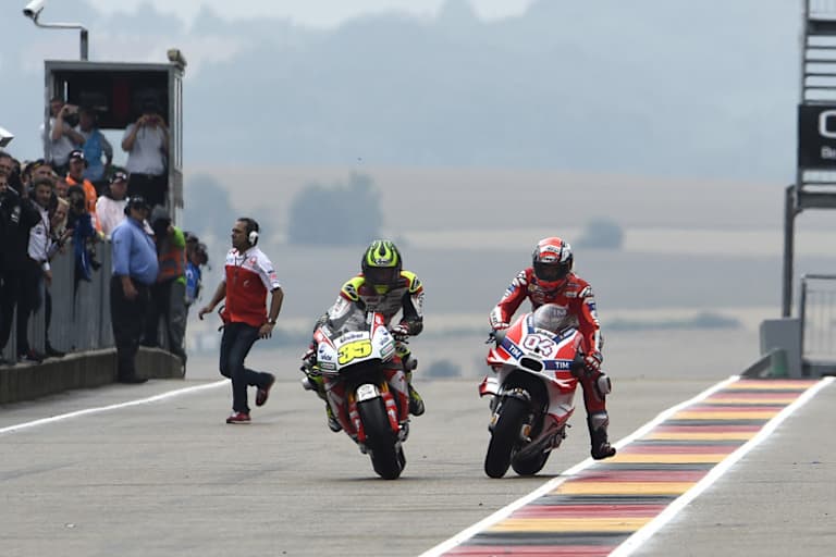 Das nennt sich «unsafe release»: Crutchlow und Dovizioso kollidieren 2016 fast in der Boxengasse auf dem Sachsenring