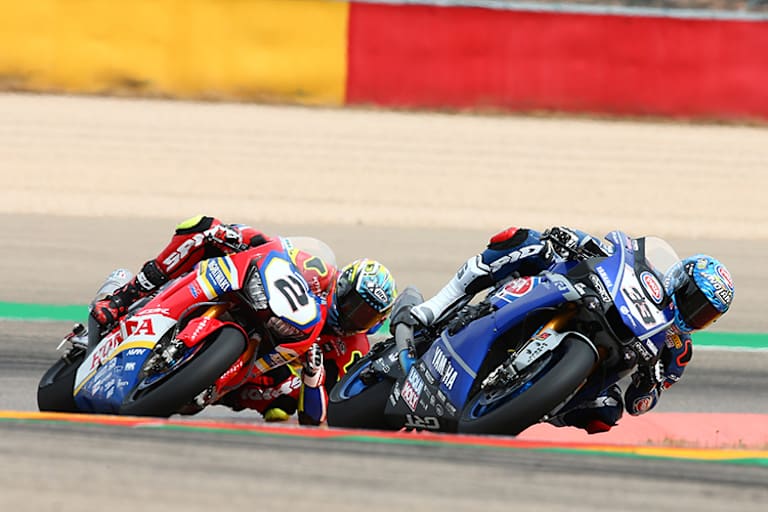 Marco Melandri (vorne) wurde von Leon Camier niedergekämpft