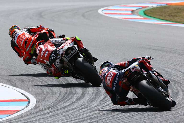 Leon Camier kam an Lorenzo Savadori und Chaz Davies nicht vorbei