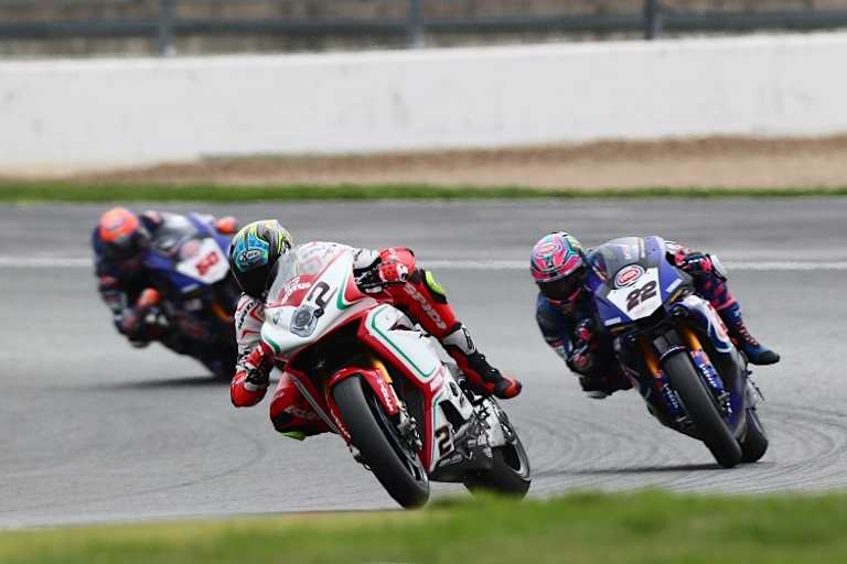 In Magny-Cours lag Camier lange Zeit auf Platz 2 vor Alex Lowes und Michael van der Mark (beide Yamaha)