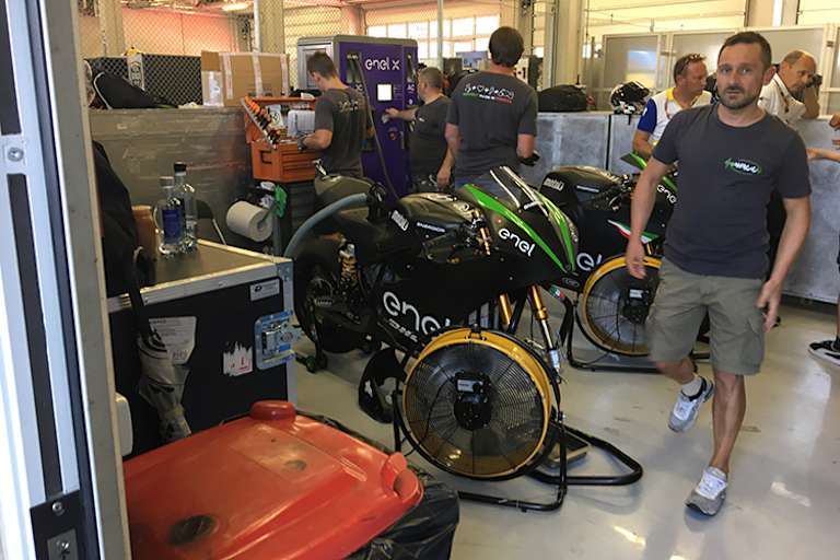 Standard bei MotoE: Tankstelle in der Box