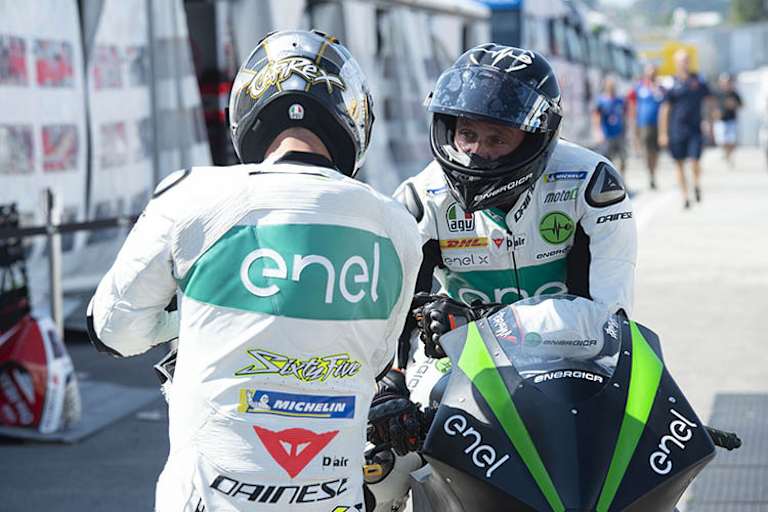 Loris Capirossi (von hinten) teste die MotoE-Bikes