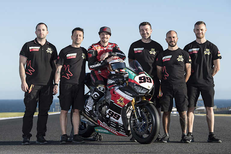 Triple-M-Teammanager Manuel Cappelletti links neben Fahrer Patrick Jacobsen