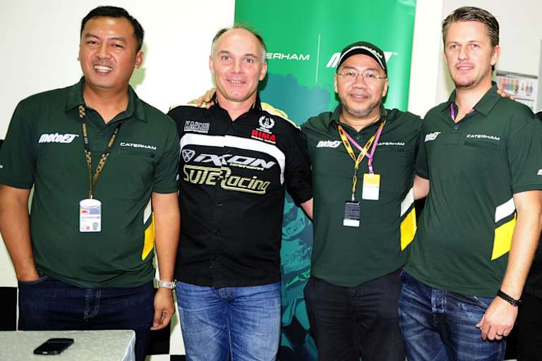Caterham-Moto2-Teamvorstellung im Oktober 2013: Projektleiter Mia Sharizman Ismail, Eskil Suter, Dato Kamarudin Meranun, Johan Stigefelt