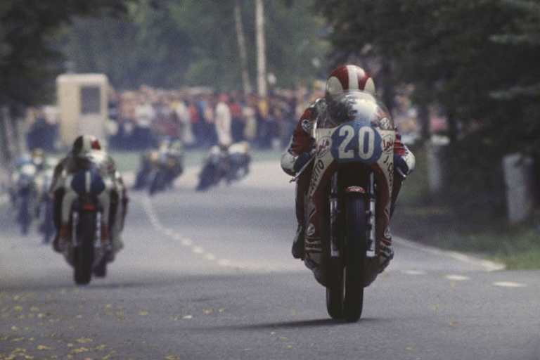 Imatra 1975: Johnny Cecotto (#20) vor Giacomo Agostini (#1) - Klasse bis 350ccm
