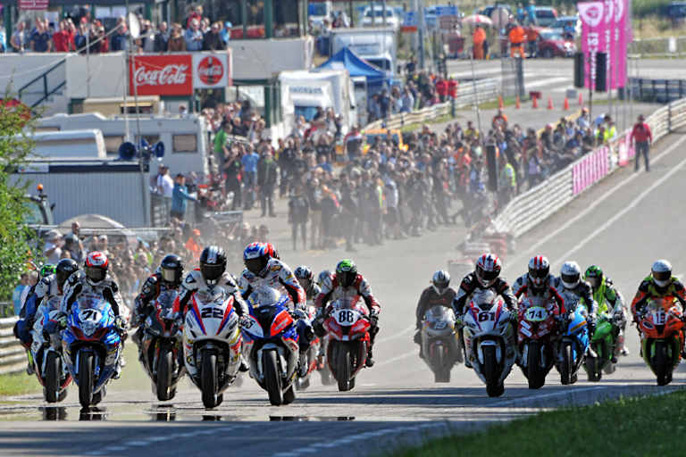 Start der IRRC-Superbikes in Chimay 2015