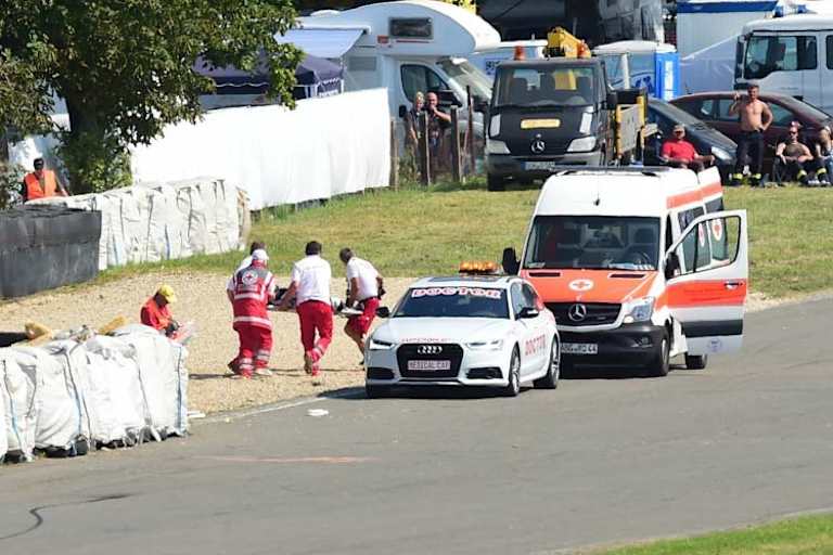 Der Schotte wird an der Strecke versorgt und kommt später in die Uni-Klinik nach Jena
