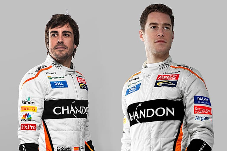 Auch auf den Overalls der Piloten ist Coca-Cola zu sehen