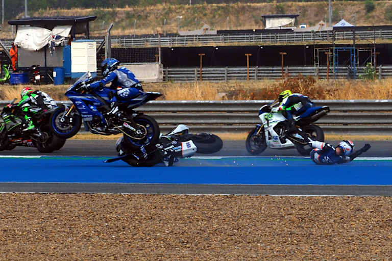 Badovini am Boden und Perolari musste seine gesamte Fahrkunst aufbieten