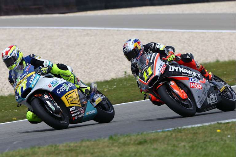 Harte Figfhts: Domi Aegerter (77) vor Sandro Cortese (11)