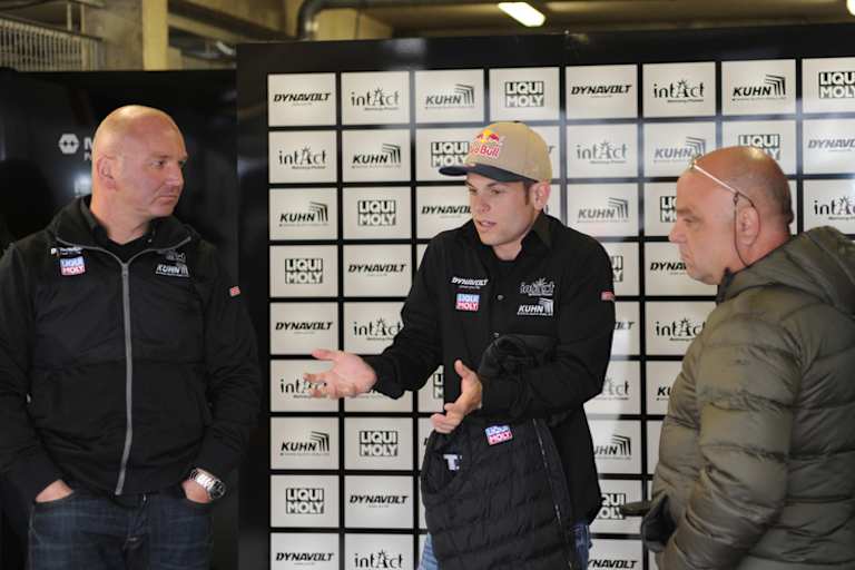 Le Mans: Cortese erklärt den Crash vom FP3, Jürgen LIngg (links) schaut betroffen drein, rechts Papa Antonio Cortese