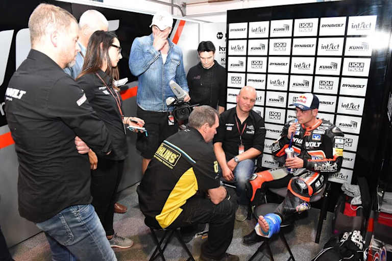 In der Intact-Box: Sandro Cortese lagert den linken Fuss hoch