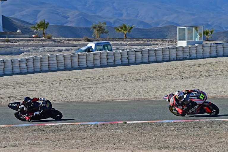 Cortese vor Alex Rins, der mit einer 600-ccm-Supersportmaschine unterwegs war