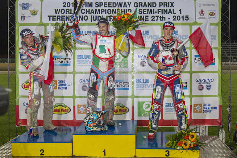 Nicolas Covatti (Mitte) siegte überraschend in Terenzano