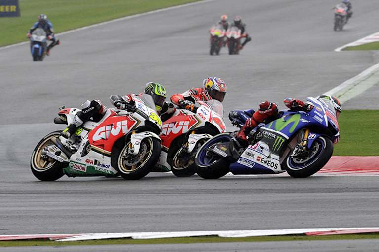 Bild 1: Miller bremst sich neben Crutchlow