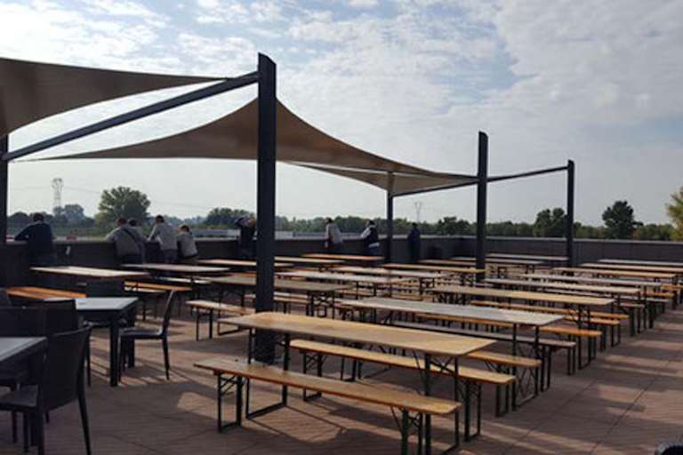 Von der Terrasse genießt man einen guten Überblick auf das Geschehen auf der Piste  