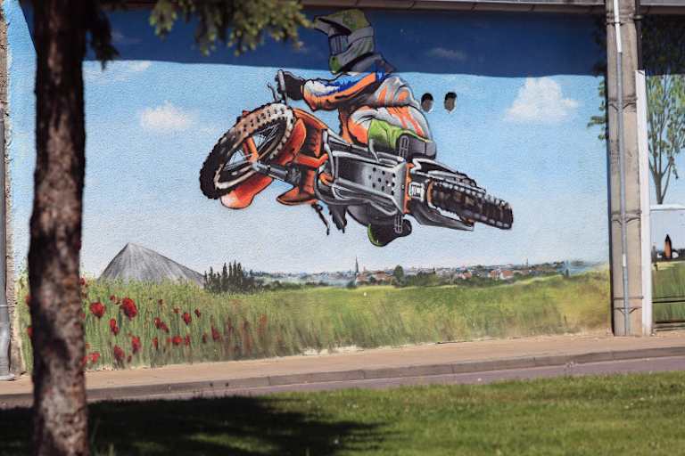 Teutschenthal ist eine rennsportbegeisterte Gemeinde, auch das Straßenbild des Ortskerns ist vom Motorsport geprägt