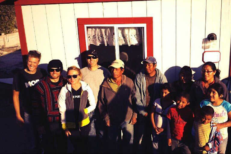 Crutchlow (2. v. re.) als Wohltäter: Er und Ehefrau Lucy ermöglichten Hausbauten in Mexiko