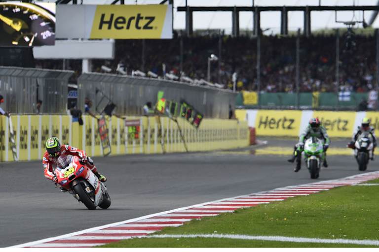 Cal Crutchlow im Rennen vor Hiroshi Aoyama