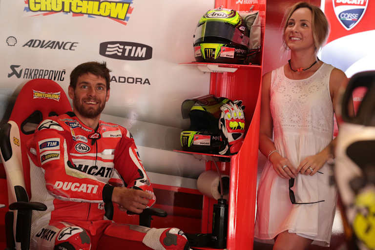 Cal Crutchlow mit Gattin Lucy in der Ducati-Box