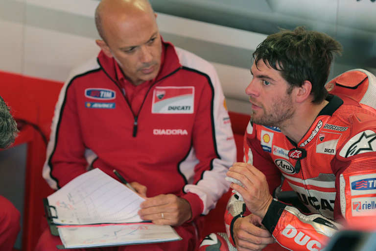 Crew-Chief Daniele Romagnoli mit Cal Crutchlow