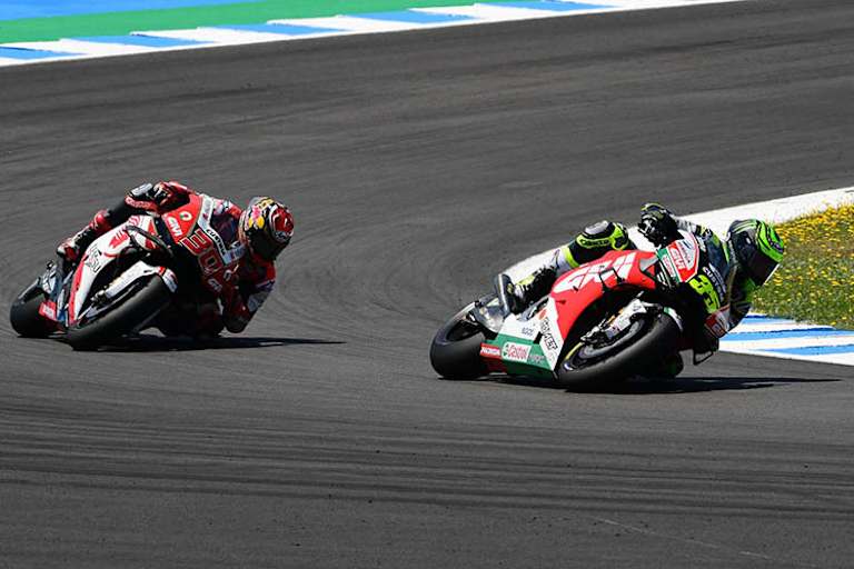Im Rennen: Cal Crutchlow vor seinem LCR-Teamkollegen Nakagami