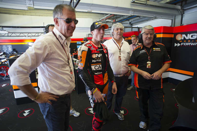 NGM Forward Racing 2014: Curioni, Aleix Espargaró, Cuzari und Crew-Chief Matthew Davies