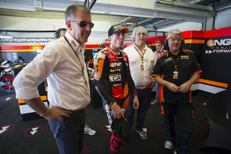 Die Forward-Manager Marco Curioni (links) und Giovanni Cuzari (rechts) mit Aleix Espargaró