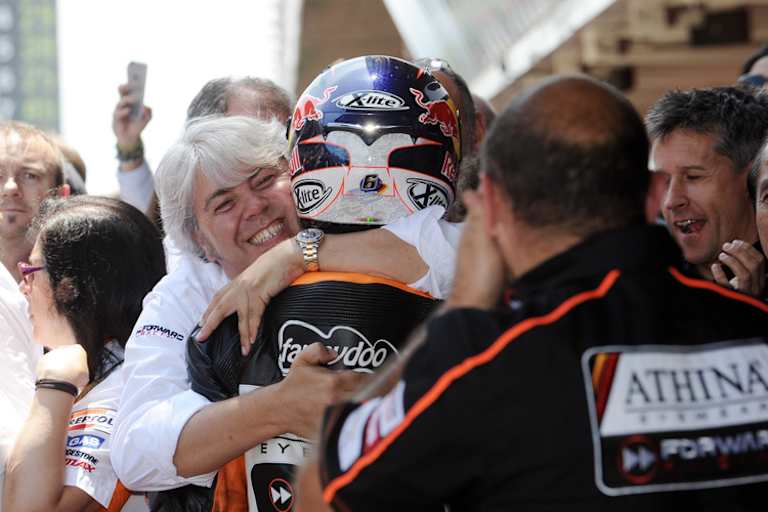 Athinà-Forward-Teambesitzer Giovanni Cuzari war begeistert: Er umarmte Bradl nach dem Open-Class-Sieg