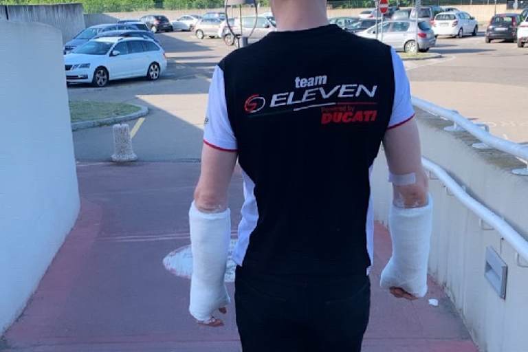 Beide Hände eingegipst