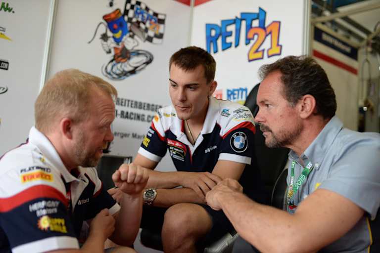 In der WM in Misano: Werner Daemen, Markus Reiterberger und Pirelli-Rennchef Giorgio Barbier (v.l.)