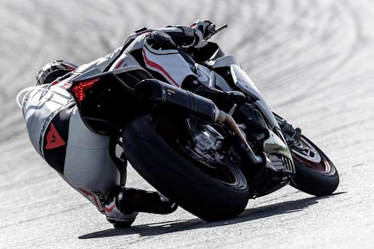 Designerin Fanny Boria und Dainese-CEO Cristiano Silei mit dem Compasso d’Oro