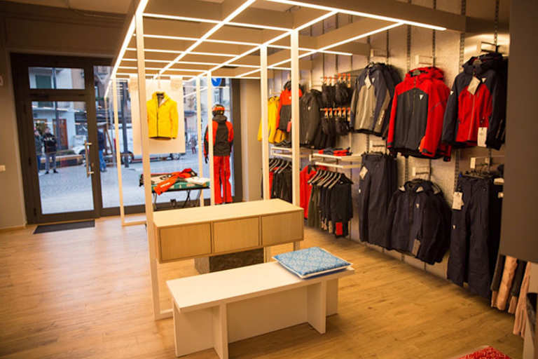 In Cortina kommen auch Motorradfahrer und Mountainbiker vorbei