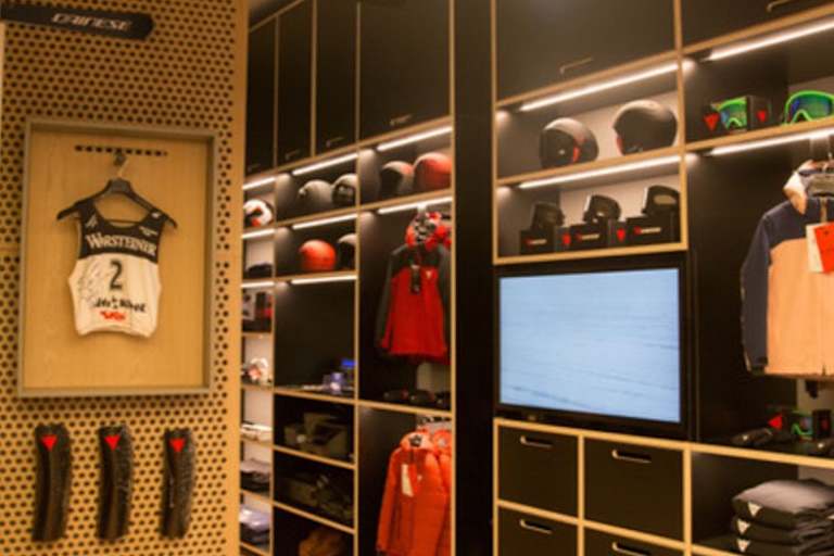 Seit Jahren rüstet Dainese auch die Slifahrer aus