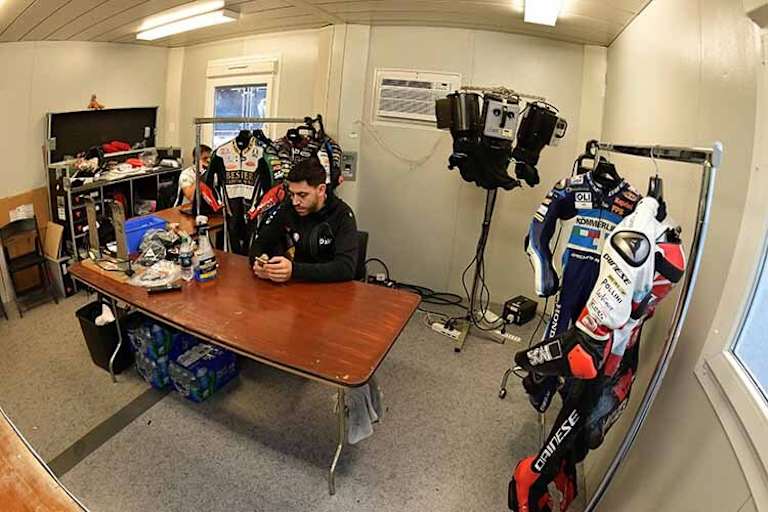 In diesem beengten Container arbeiteten die Service-Techniker von Dainese und agv in Texas