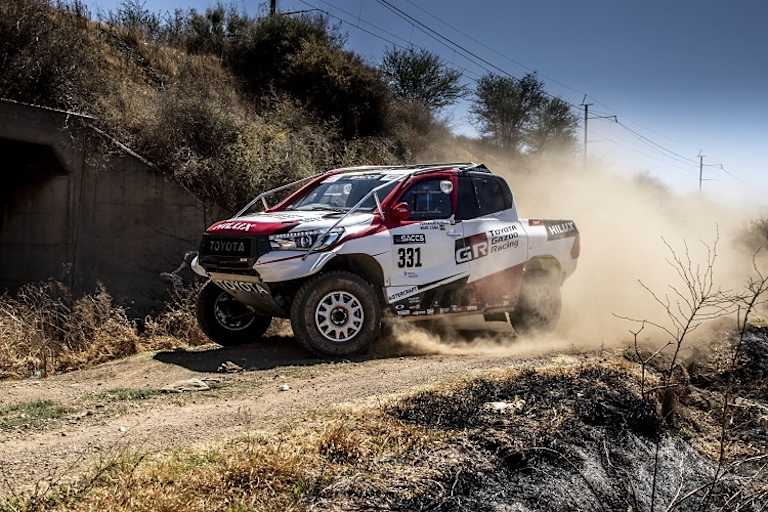 Fernando Alonso im Toyota Hilux beim Test