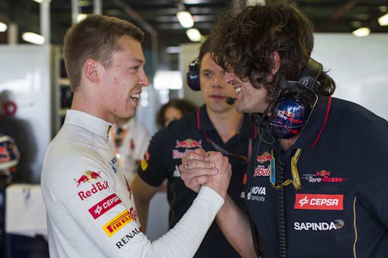 Daniil Kvyat lässt sich zur tollen Leistung im Australien-GP beglückwünschen