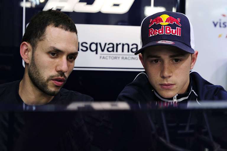 Danny Kent (re.) bei der Arbeit in der Box von Red Bull Husqvarna