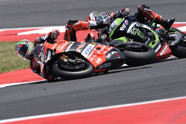 Rennen 1 in Misano: Davies stürzt, Rea wird ihn überfahren