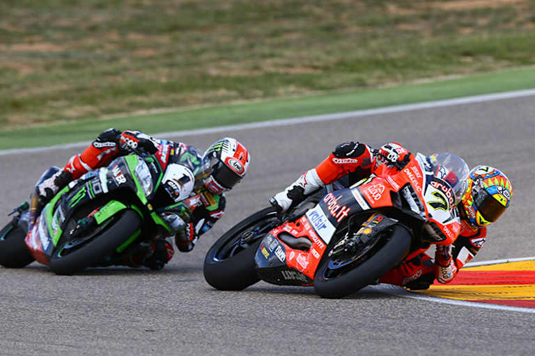 Chaz Davies vor Weltmeister Jonathan Rea auf der Kawasaki