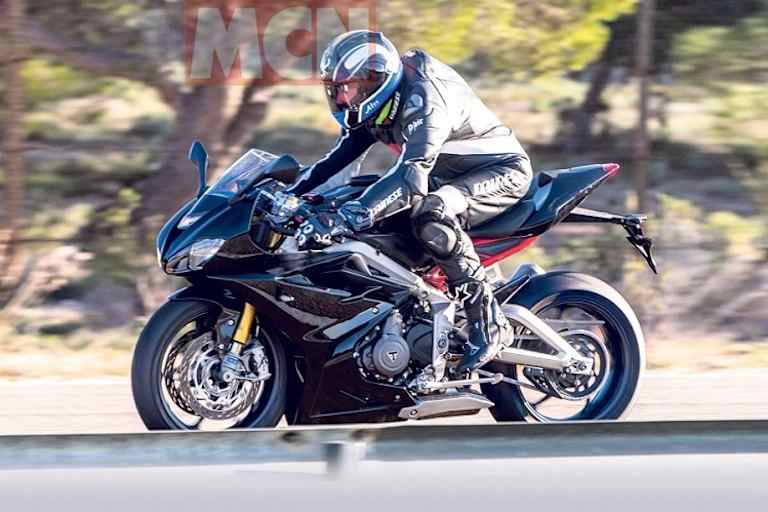 Das Fahrwerk erinnert an die 2016 eingestellte Daytona 675, den 765er Motor verbaut Triumph in der aktuellen Street Triple