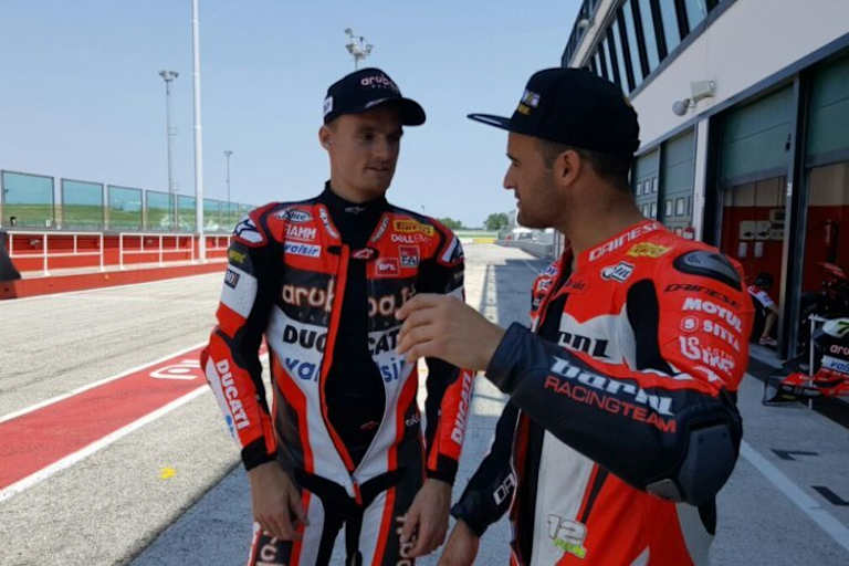 Chaz Davies und Xavi Fores (v.l.) unterhalten sich lieber im Schatten