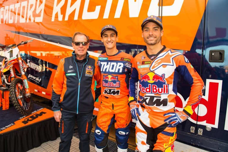 Roger De Coster mit Marvin Musquin und Broc Tickle (v.l.)