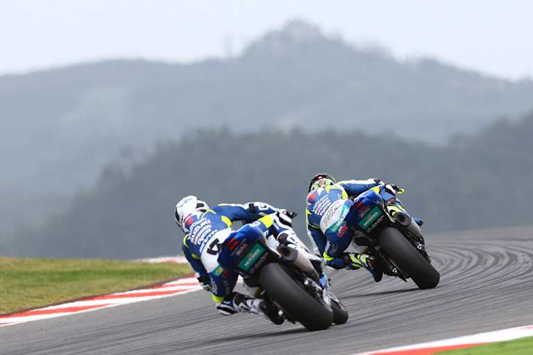 Sinnbild dieser Saison: Randy de Puniet liegt hinter Alex Lowes