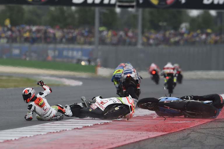 Runde 2 bei Misano-GP: Yonny Hernandez (links) und Alex De Angelis sind gestürzt