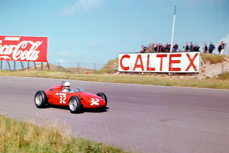 Graf Carel Godin de Beaufort mit seinem Porsche in Zandvoort 1963
