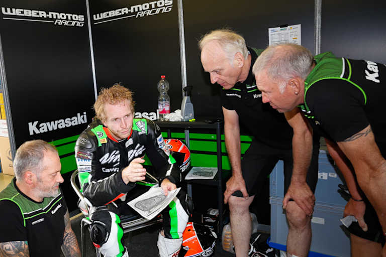 Danny de Boer (2.v.li.) hält die Herren auf Trab