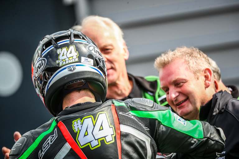 Emil Weber (re.) freut sich wie Bolle mit seinem Schützling