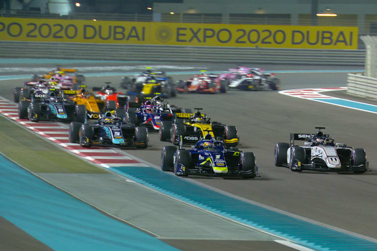 Kurz nach dem Start zum Formel-2-Rennen: Delétraz vor Ilott, dahinter Sergio Sette Camara